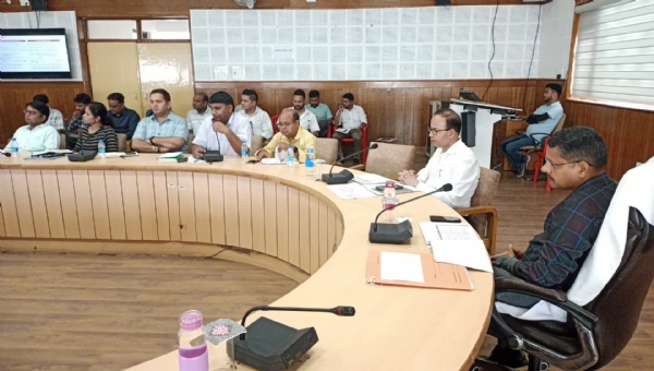 पौड़ी विकास भवन में अधिकारियों की बैठक लेते सीडीओ