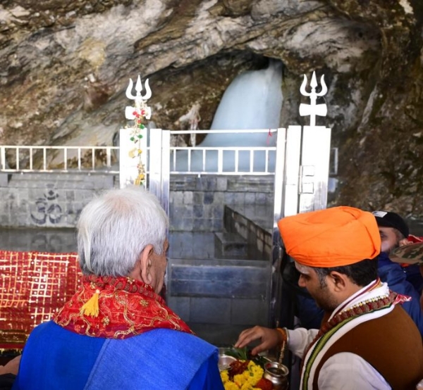 उपराज्यपाल ने इस साल वार्षिक यात्रा की औपचारिक शुरुआत करते हुए श्री अमरनाथ गुफा में की प्रथम पूजा