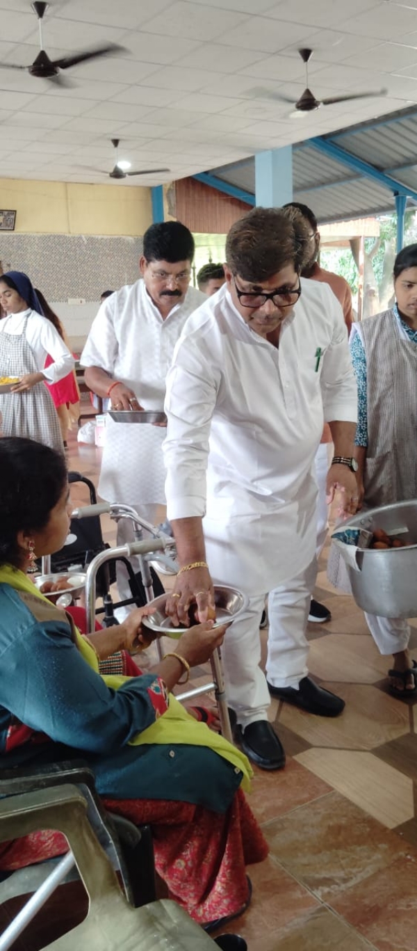 लालू यादव का जन्‍मदिन मनाते कार्यकर्ता