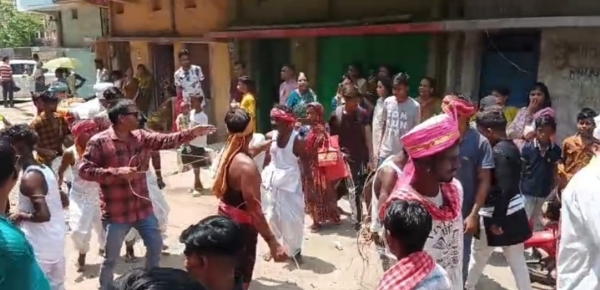 अनुष्ठान के दौरान श्रद्धालु व अन्य लोग