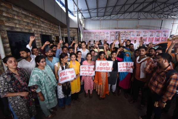 बिहार लोक सेवा आयोग (बीपीएससी) टीआरई 3.0 के अभ्यर्थी पूरक परिणाम की मांग को लेकर भाजपा कार्यालय मे प्रदर्शन करते