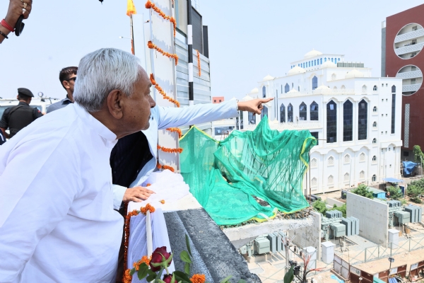 मुख्यमंत्री नीतीश कुमार और उपमुख्यमंत्री सम्राट चौधरी ने अशोक राजपथ पर डबल डेकर सड़क का उद्घाटन किया
