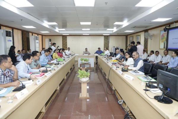 दिल्ली सचिवालय में बुधवार को बाढ़ नियंत्रण समिति की बैठक की अध्यक्षता करती मुख्यमंत्री रेखा गुप्ता