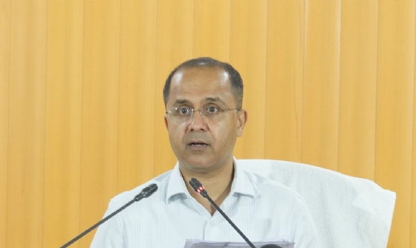 सचिव  शैलेश बगोली मंत्रिमंडल की ब्रीफिंग करते।