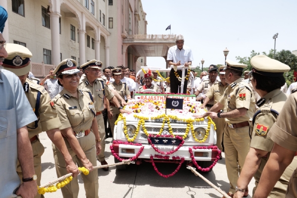 डीजीपी  साहू को पारंपरिक रस्मों के साथ पुलिस अधिकारियों एवं जवानों ने  कार को रस्सों से खींचकर उन्हें सम्मान पूर्वक दी विदाई