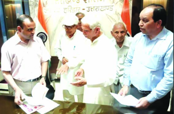 डीएम ने भेंट के दौरान प्रतिनिधिमण्डल