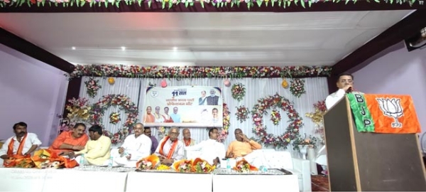 सम्बोधित करते नीरज त्रिपाठी