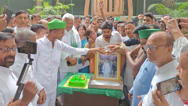 राष्ट्रीय जनता दल कार्यालय में लालू प्रसाद यादव का जन्मदिन मानते पार्टी के कार्यकर्ता एवं समर्थनक