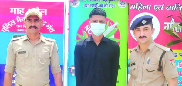 पुलिस गिरफ्त में आरोपित