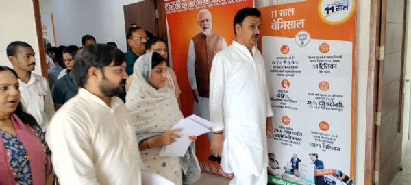 भाजपा कार्यालय में प्रदर्शनी का अवलोकन करते सुुरेन्द्र नागर व अन्य।