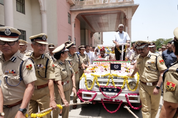 डीजीपी  साहू को पारंपरिक रस्मों के साथ पुलिस अधिकारियों एवं जवानों ने  कार को रस्सों से खींचकर उन्हें सम्मान पूर्वक दी विदाई