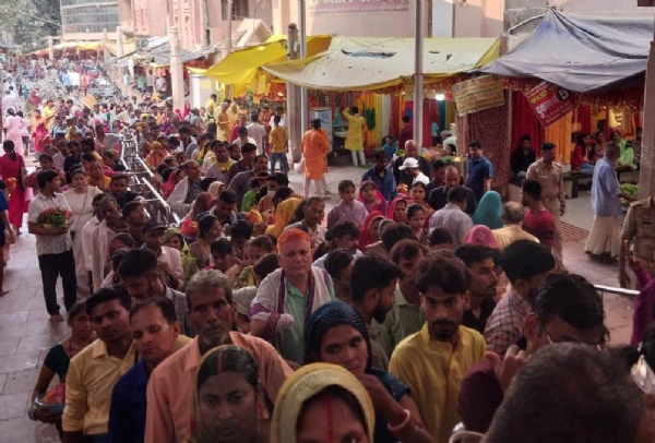 विंध्यधाम में दर्शनार्थियों की भीड़।