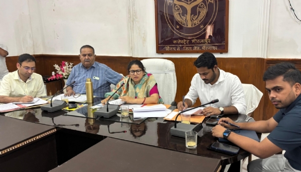 जिला पर्यावरण एवं गंगा समिति की बैठक करती डीएम प्रियंका निरंजन।