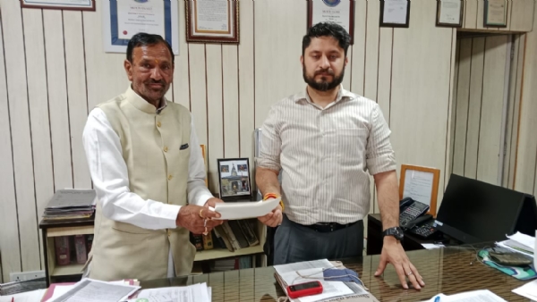 उपायुक्त को ज्ञापन देते हुए पूर्व विधायक जवाहर ठाकुर