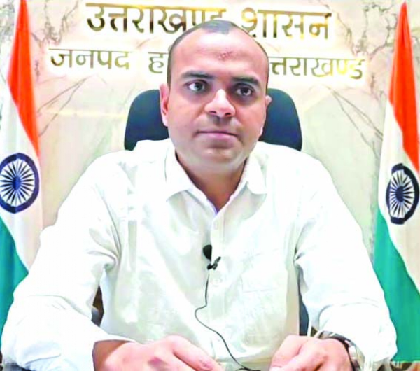 डीएम मयूर दीक्षित