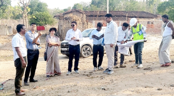 जांच करती भारत सरकार की जलजीवन मिशन की केन्द्रीय टीम