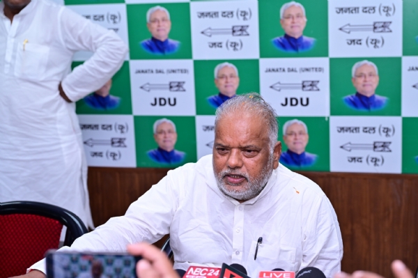 जदयू ऑफिस में मंत्री सरवन कुमार कार्यकर्ता दरबार में सुनवाई करते हुए