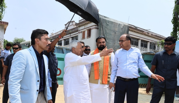 मुख्यमंत्री नीतीश कुमार और उपमुख्यमंत्री सम्राट चौधरी ने अशोक राजपथ पर डबल डेकर सड़क का उद्घाटन किया