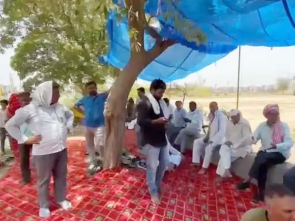 फरीदाबाद के लोग डंपिंग यार्ड के खिलाफ धरने पर बैठे।