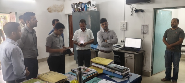 निरीक्षण करते जिलाधिकारी