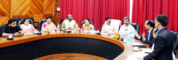 अनुसूचित जाति वर्ग के कल्याण के लिए संचालित योजनाओं की समीक्षा करते आयोग के सदस्य मुकेश कुमार।