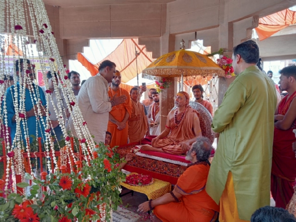 शंकराचार्य स्वामी अविमुक्तेश्वरानंद विष्णु चरण पादुका का पूजन करते हुए शंकराचार्य स्वामी अविमुक्तेश्वरानंद विष्णु चरण पादुका का पूजन करते हुए
