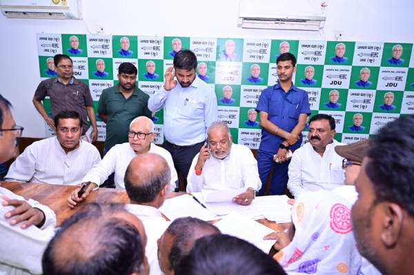 जदयू ऑफिस में मंत्री सरवन कुमार कार्यकर्ता दरबार में सुनवाई करते हुए