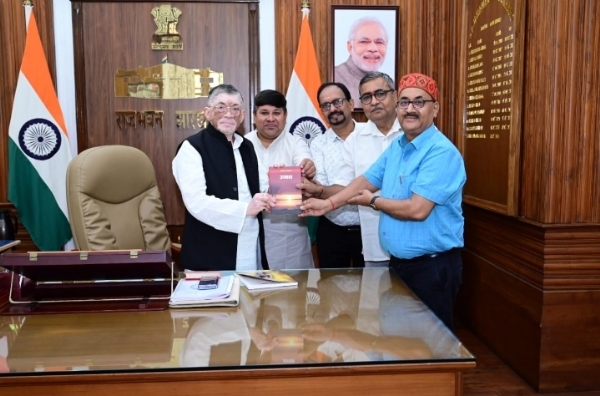 राज्यपाल से मुलाकात कर सम्मानित करते हिंदी साहित्य भारती के प्रतिनिधिमंडल सदस्य