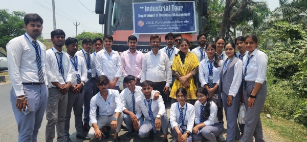 शैक्षिक भ्रमण को जाते छात्रों को के साथ कुलपति