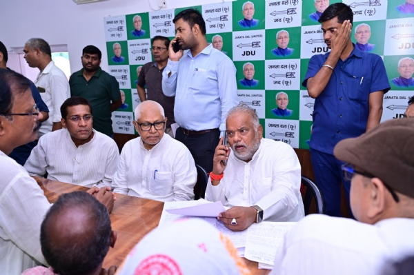 जदयू ऑफिस में मंत्री सरवन कुमार कार्यकर्ता दरबार में सुनवाई करते हुए