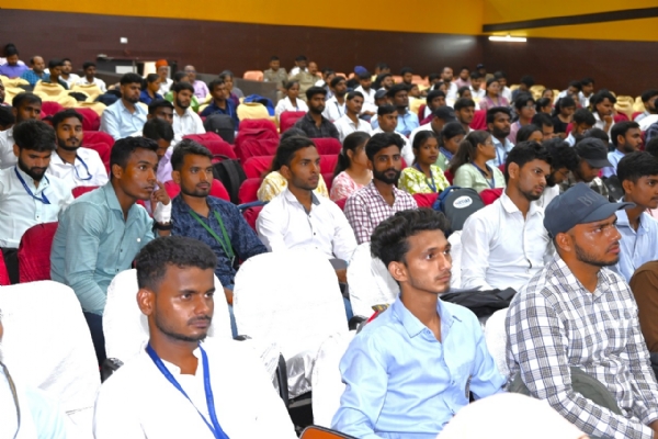 जॉब फेयर मेले में प्रतिभाग करते हुए बच्चे