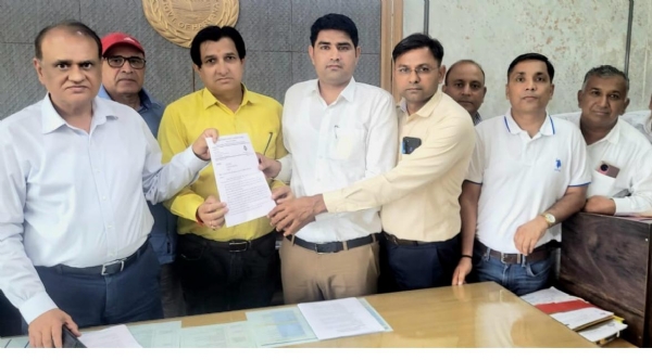 हसला के अधयक्ष व प्रतिनिधि शिक्षा निदेशक से मुलाकात करते हुए