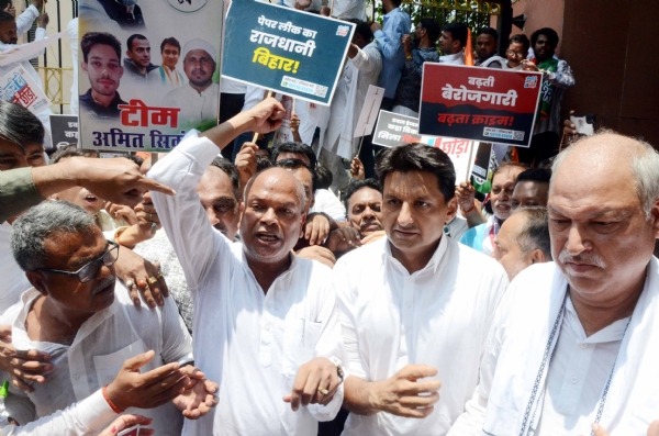 कांग्रेस का नियोजन भवन के सामने  नौकरी दो या सत्ता छोड़ो विरोध प्रदर्शन