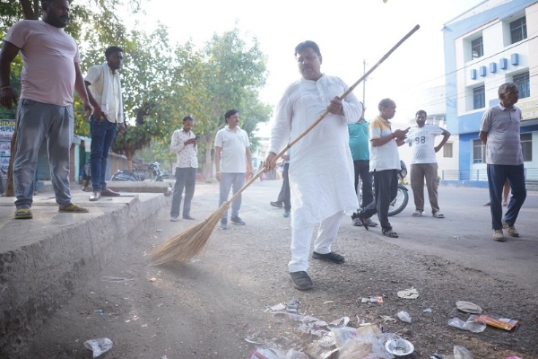 कांच मील स्थित नवीन पार्क में स्वच्छता अभियान