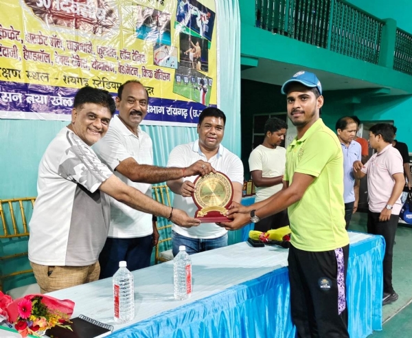 नालसा द्वारा हैंडबुक प्रकाशित करते हुए