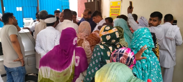 फर्रूखनगर में बिजली किल्लत से परेशान होकर बिजली दफ्तर पर प्रदर्शन करती महिलाएं।