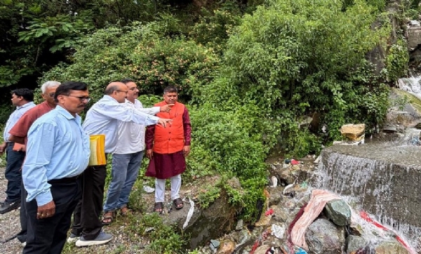 गोपेश्वर में जल निकासी के लिए बने नालों का निरीक्षण करते हुए उपाध्यक्ष कंडवाल।