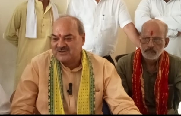 प्रेस वार्ता को संबोधित करते हुए विधायक लक्ष्मण सिंह यादव।