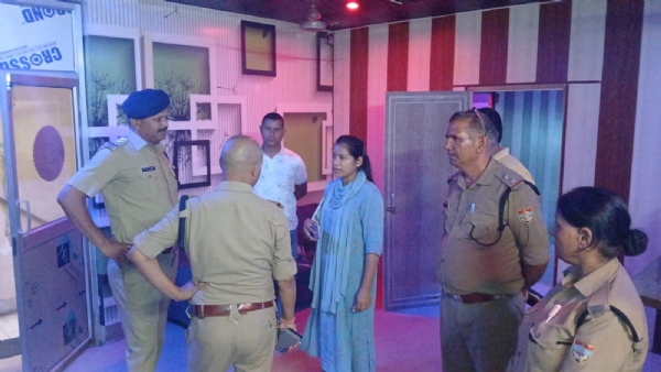 स्पा सेंटर के अंदर दबिश के दौरान महिला सब-इंस्पेक्टर टीम के साथ पूछताछ करती हुई — हर कोने की हो रही गहन जांच।