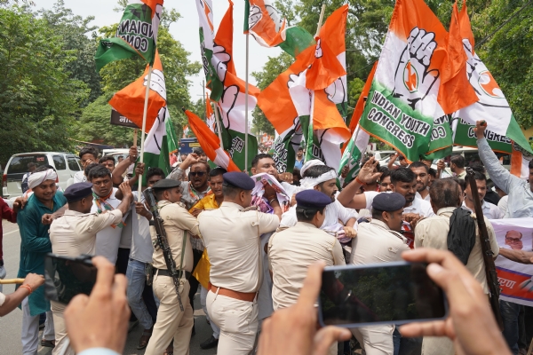 प्रदर्शन करते कांग्रेस कार्यकर्ता