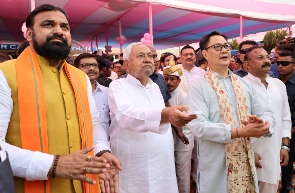 आचार्य किशोर कुणाल जी की 75वीं जयंती के अवसर पर उनकी प्रतिमा का अनावरण करते हुए  बिहार के मुख्यमंत्री  नीतीश कुमारसाथ में केंद्रीय मंत्री किरण रिजिजू । महावीर कैंसर संस्थान परिसर