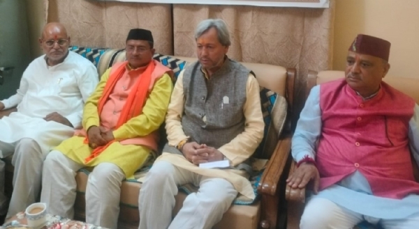 गोपेश्वर में पत्रकारों से बातचीत करते हुए पूर्व सीएम तीरथ सिंह रावत।