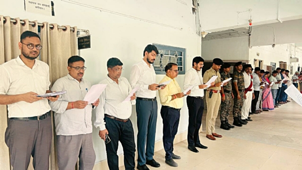 शपथ लेते हुए अधिकारी व कर्मी