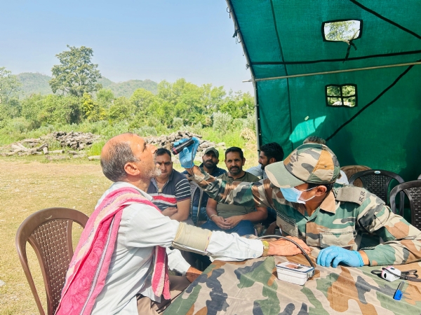 चिकितसा शिविर के दाैरान मरीजाें की जांच करते सेना के डाकटर