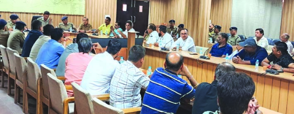 परिचर्चा के दौरान पुलिस अधिकारी व व्यापारी