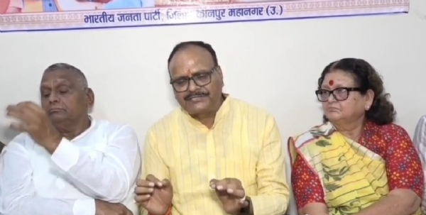 प्रेस वार्ता के दौरान उपमुख्यमंत्री बृजेश पाठक(मध्य मस) महापौर प्रमिला पांडेय (दाएं)  कानपुर देहात सांसद देवेंद्र फडणवीस भोले (बाएं)