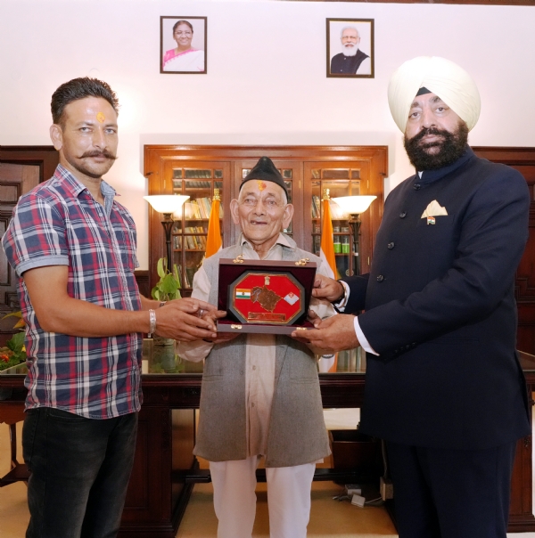 कीवी मैन सगत सिंह महरा को सम्मानित करते राज्यपाल।