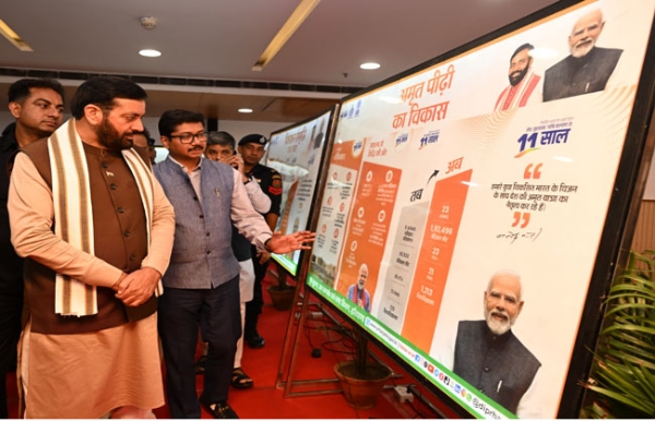 हरियाणा के मुख्यमंत्री नायब सैनी पंचकूला में प्रदर्शनी का अवलोकन करते हुए