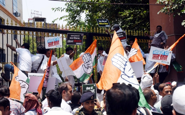 कांग्रेस का नियोजन भवन के सामने  नौकरी दो या सत्ता छोड़ो विरोध प्रदर्शन