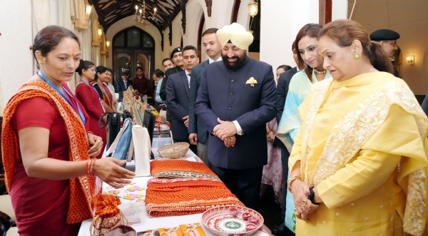 महिला समूहों द्वारा निर्मित उत्पादों की प्रदर्शनी का अवलोकन करते राज्यपाल।